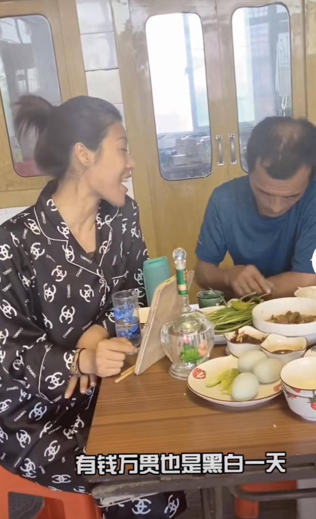 现在唱歌赚钱怎么赚钱？（有人靠唱歌年赚200万）