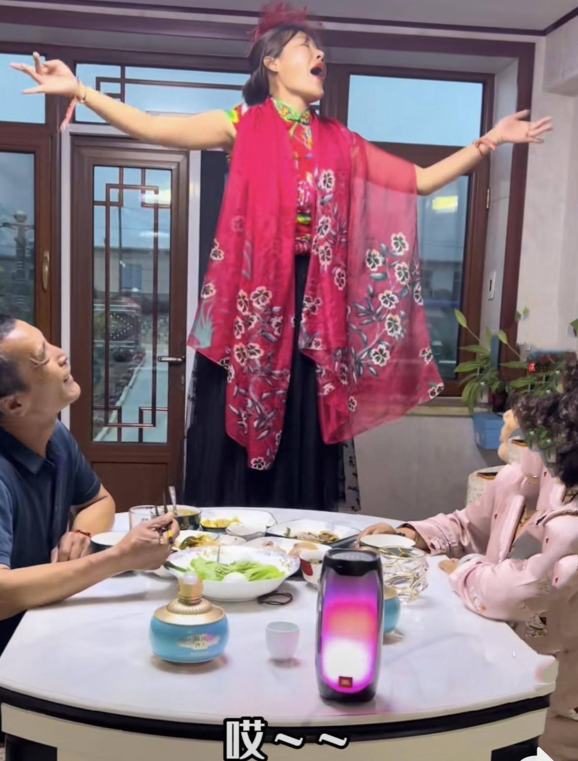 现在唱歌赚钱怎么赚钱？（有人靠唱歌年赚200万）