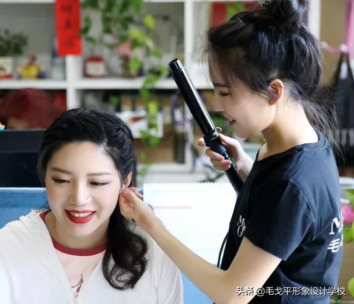 化妆师一个月能赚多少钱（如何月入3万的秘密）