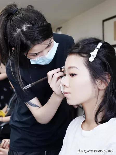 化妆师一个月能赚多少钱（如何月入3万的秘密）