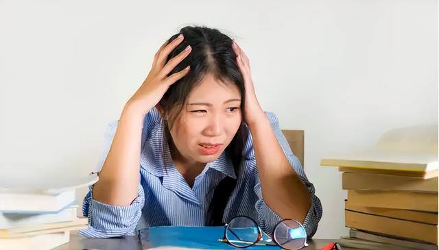 员工怀孕不能胜任工作怎么处理（女性在怀孕后，该继续上班还是在家待产？）