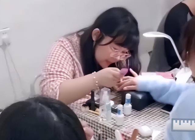 快速赚钱的软件学生党（大学生在宿舍做美甲兼职，月入过万，网友：给大学生一个警告）