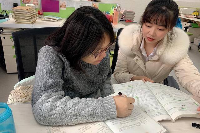 员工怀孕不能胜任工作怎么处理（女性在怀孕后，该继续上班还是在家待产？）