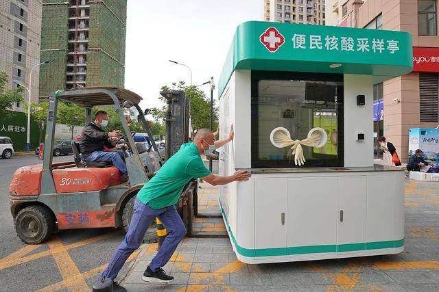 2022钱太难挣了活不下去了（核酸检测亭降温）