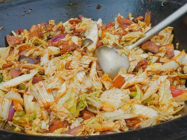 10元店投资多少钱（大锅菜加烙饼，这个搭配相当有特色）