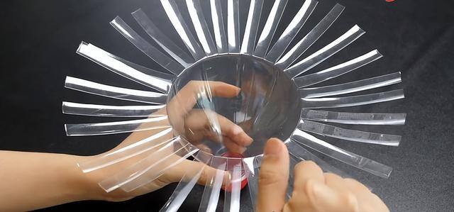废旧矿泉水瓶手工制作（用大号塑料瓶制作一个能够自动浇花的小花盆，省去给花浇水的烦恼）