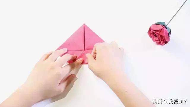 用纸做手工制作大全（爱梦幻的女孩儿，都会喜欢玫瑰花，教你如何去折纸一朵漂亮的玫瑰）