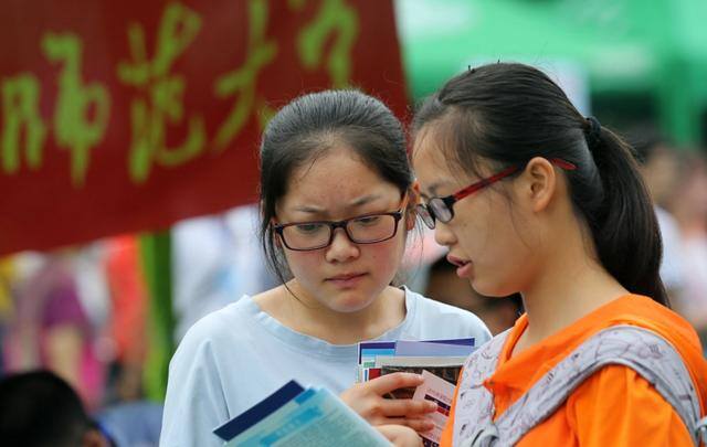 升大专学历大概需要多少钱（民办二本和公立大专差距明显，不仅体现在学费上，难怪有人会后悔）