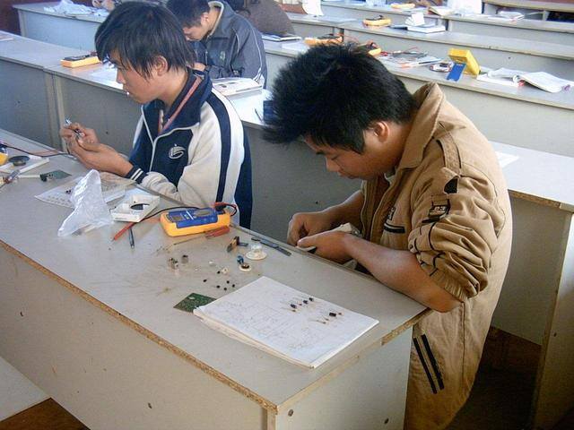 在上海做什么行业最挣钱（上海经济学硕士拒绝回国做电工，原因很真实）