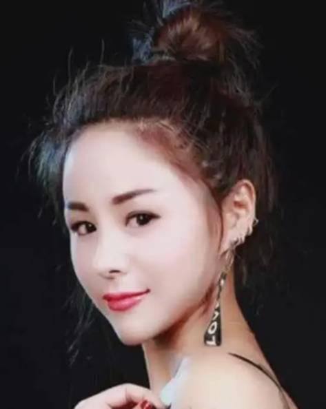 抖音那么多人唱歌有赚钱的吗（她是全网最受欢迎的歌手，一首歌从大排档到千万网红）