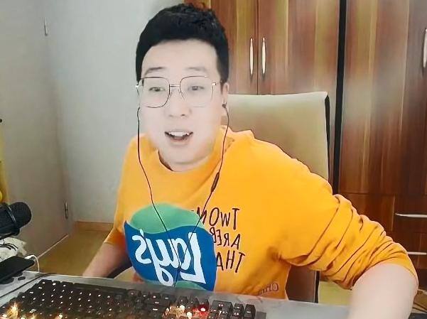 菲儿直播一天能赚多少钱（阿哲一年收入没少赔钱！官宣恋情曝光婚纱照）