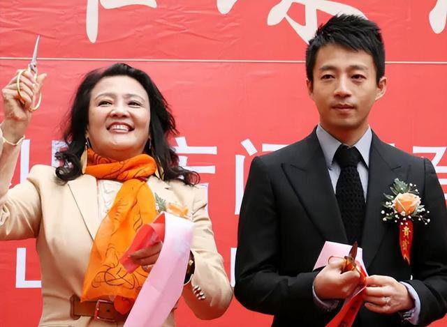 100万热度的主播能赚多少（汪小菲怒怼大s一家，前婆婆卖1万箱酸辣粉，当天销售金额高达155万）