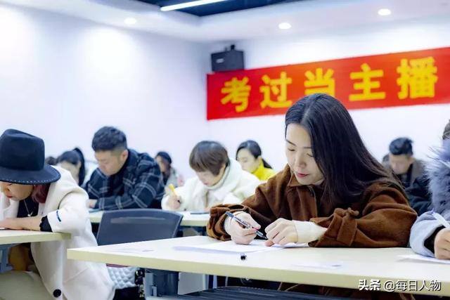 开直播能赚钱吗（带货主播杨杨的自述）