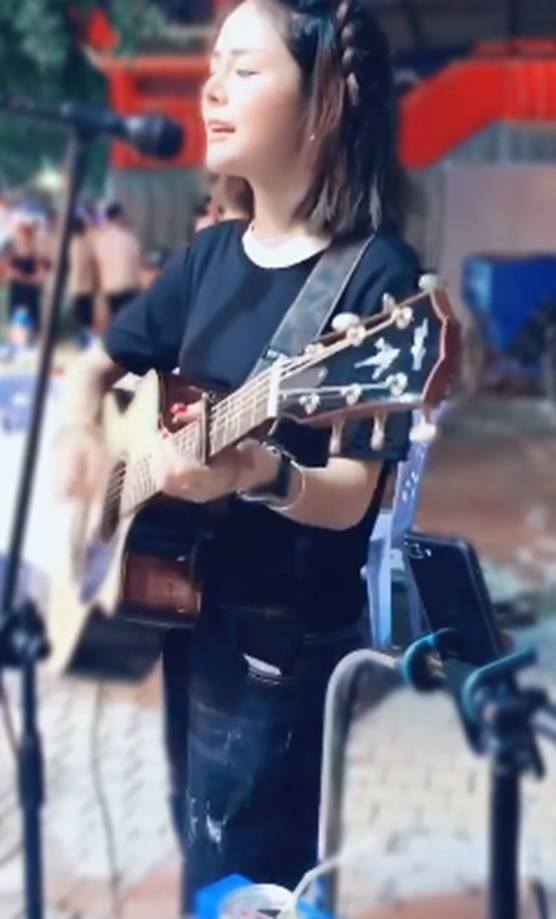 抖音那么多人唱歌有赚钱的吗（她是全网最受欢迎的歌手，一首歌从大排档到千万网红）