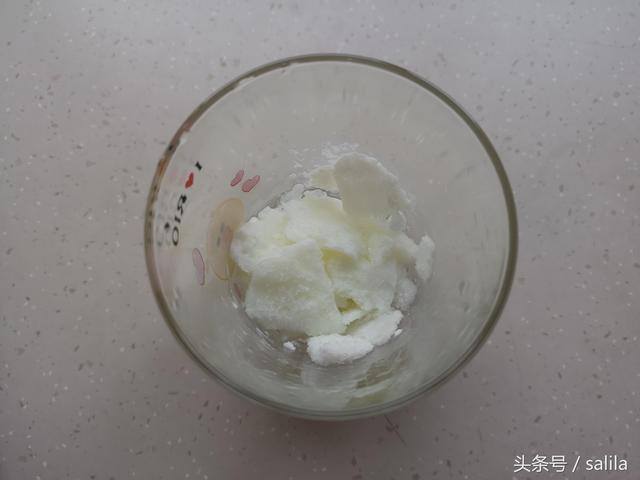 家庭自制冰沙的做法（儿子隔三差五就吵着要吃这个冰沙，学会了它，再也不用去外面买了）