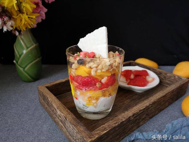 家庭自制冰沙的做法（儿子隔三差五就吵着要吃这个冰沙，学会了它，再也不用去外面买了）