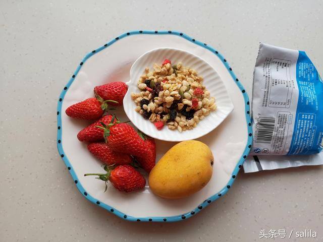 家庭自制冰沙的做法（儿子隔三差五就吵着要吃这个冰沙，学会了它，再也不用去外面买了）