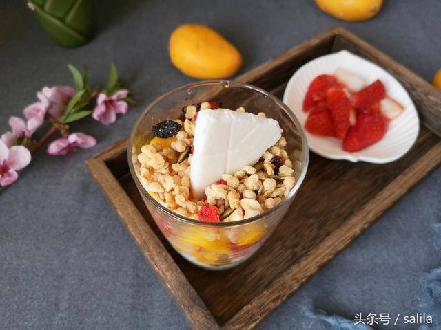 家庭自制冰沙的做法（儿子隔三差五就吵着要吃这个冰沙，学会了它，再也不用去外面买了）
