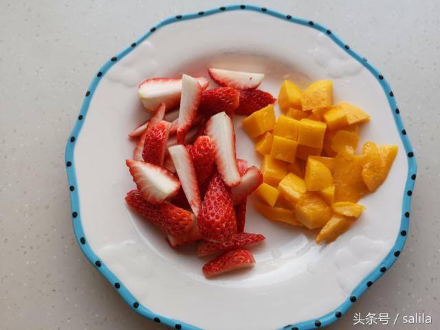 家庭自制冰沙的做法（儿子隔三差五就吵着要吃这个冰沙，学会了它，再也不用去外面买了）