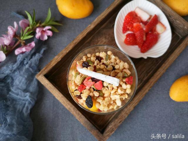 家庭自制冰沙的做法（儿子隔三差五就吵着要吃这个冰沙，学会了它，再也不用去外面买了）