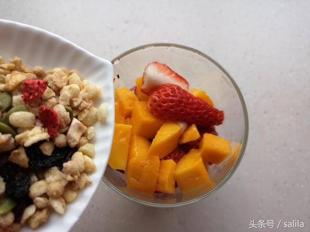 家庭自制冰沙的做法（儿子隔三差五就吵着要吃这个冰沙，学会了它，再也不用去外面买了）