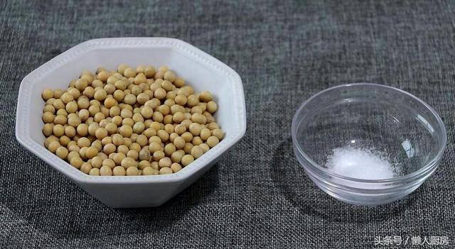 家中自制豆腐的做法（教你在家用豆浆机做豆腐，不需要卤水或石膏，自己做的豆香味更足）