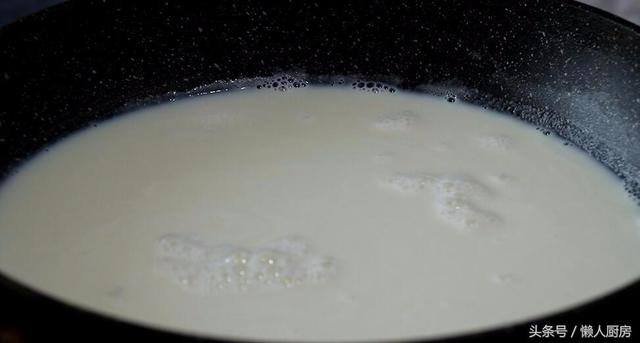 家中自制豆腐的做法（教你在家用豆浆机做豆腐，不需要卤水或石膏，自己做的豆香味更足）