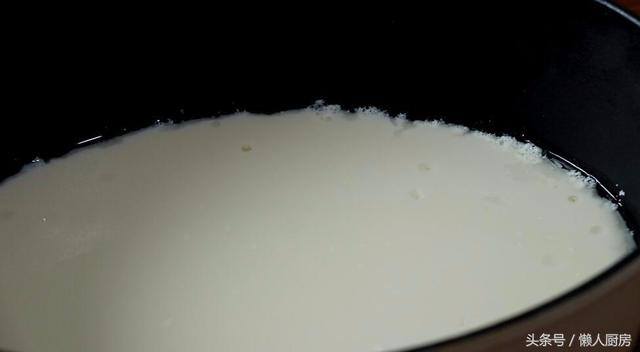 家中自制豆腐的做法（教你在家用豆浆机做豆腐，不需要卤水或石膏，自己做的豆香味更足）