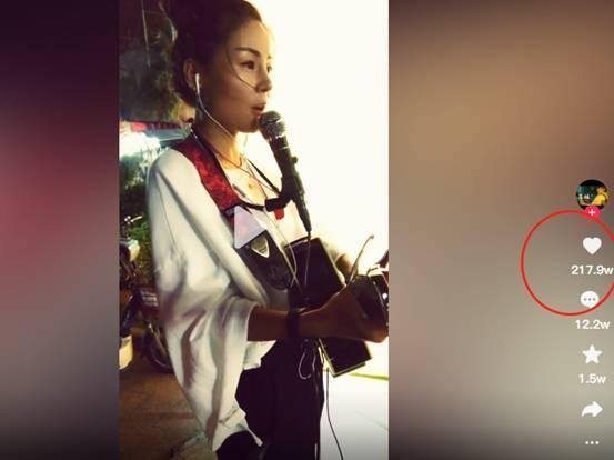 抖音那么多人唱歌有赚钱的吗（她是全网最受欢迎的歌手，一首歌从大排档到千万网红）