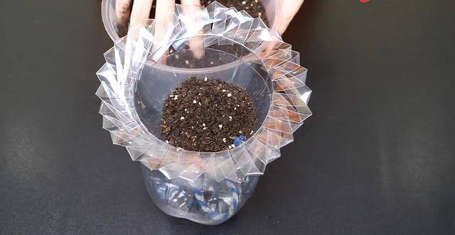 废旧矿泉水瓶手工制作（用大号塑料瓶制作一个能够自动浇花的小花盆，省去给花浇水的烦恼）
