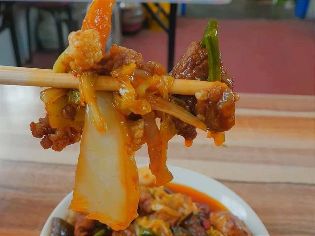 10元店投资多少钱（大锅菜加烙饼，这个搭配相当有特色）