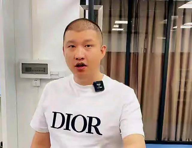 快手主播一天挣多少钱（网红二驴高调称一天赚100万，网友：卖“山寨机”真的很赚钱）