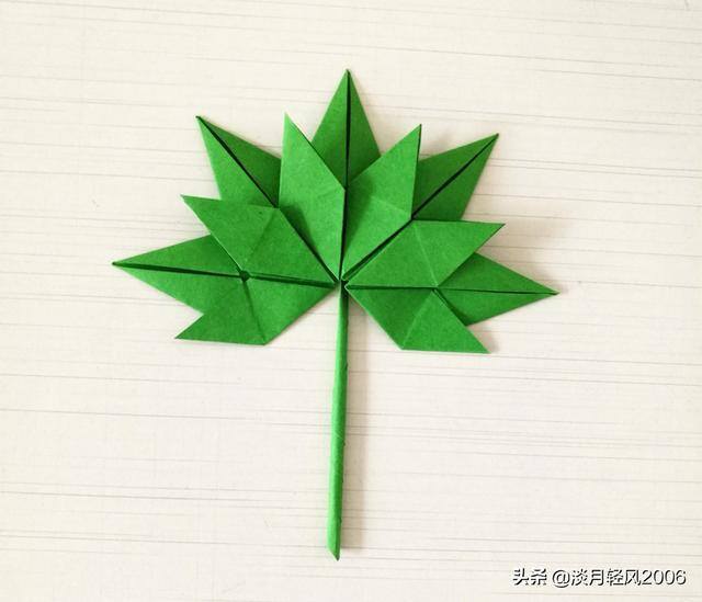 彩纸手工简单小制作（简单易学的折纸枫叶，折一个好看的枫叶）