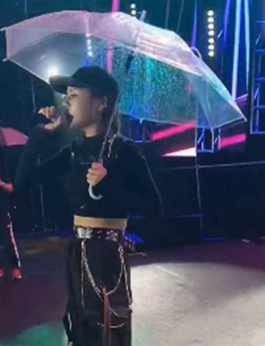 抖音那么多人唱歌有赚钱的吗（她是全网最受欢迎的歌手，一首歌从大排档到千万网红）