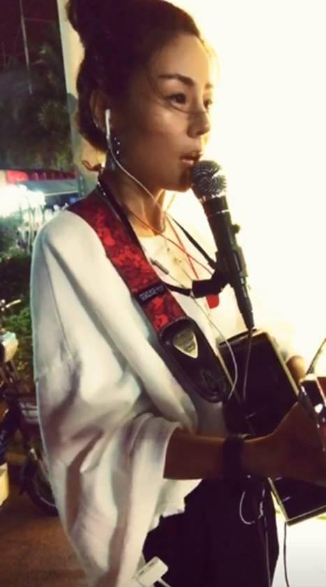 抖音那么多人唱歌有赚钱的吗（她是全网最受欢迎的歌手，一首歌从大排档到千万网红）