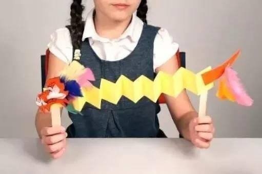 什么手工好做又简单（幼儿园手工制作：多彩中国龙）