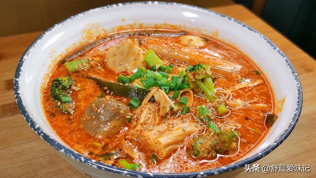 麻辣烫家常做法（自制麻辣烫的家常做法，汤浓味美又好吃，经济实惠又卫生）