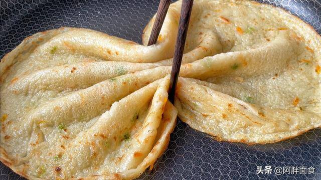 自己在家摊煎饼的做法（摊煎饼好吃，但又简单的摊煎饼好做法）