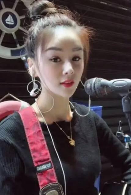 抖音那么多人唱歌有赚钱的吗（她是全网最受欢迎的歌手，一首歌从大排档到千万网红）