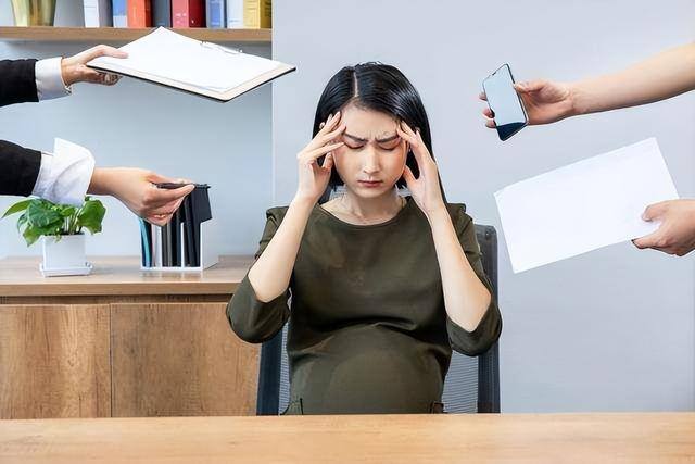 员工怀孕不能胜任工作怎么处理（女性在怀孕后，该继续上班还是在家待产？）
