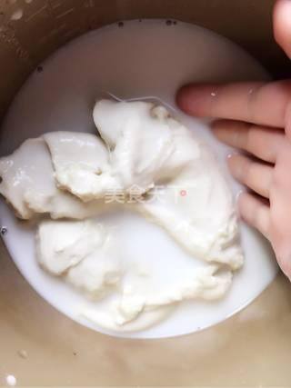 如何在家自己用面粉做面筋（自制面筋食材清水、食盐、高筋面粉做法步骤）