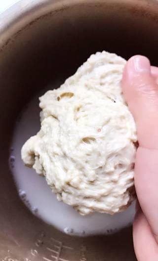 如何在家自己用面粉做面筋（自制面筋食材清水、食盐、高筋面粉做法步骤）