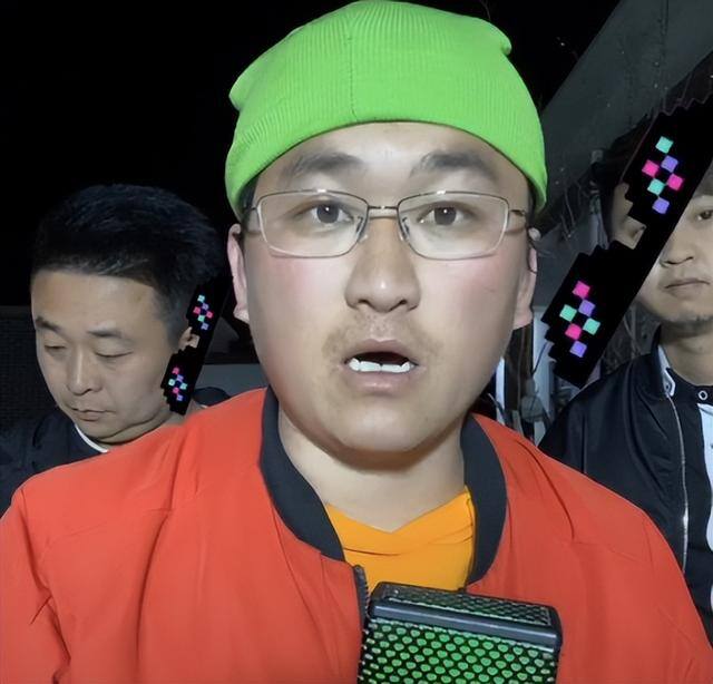 一天赚一万（短视频主播姜涛，曾坐拥500万粉丝，直播间观众不过3000人）