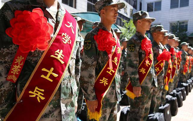 12年兵回来一共能拿多少钱（军人的工资待遇怎么样）
