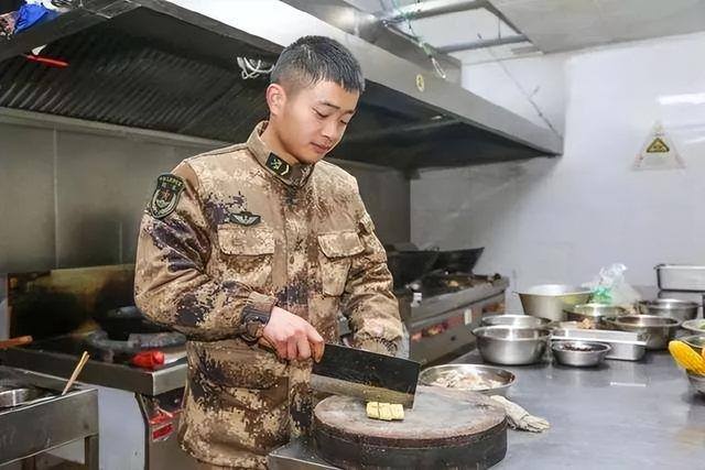 炊事员是干什么工作的（小小的帮厨背后，藏着许多深意）