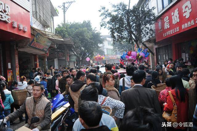 小镇上适合做点什么小生意（农村小镇上的母婴店一年收益47万，是怎么做到的？）