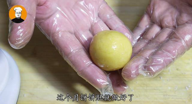 如何自己在家做月饼（咸蛋黄月饼，好吃又实用的家常菜）
