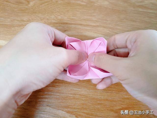 荷花灯笼怎么做手工制作（简易的莲花灯折纸教程）