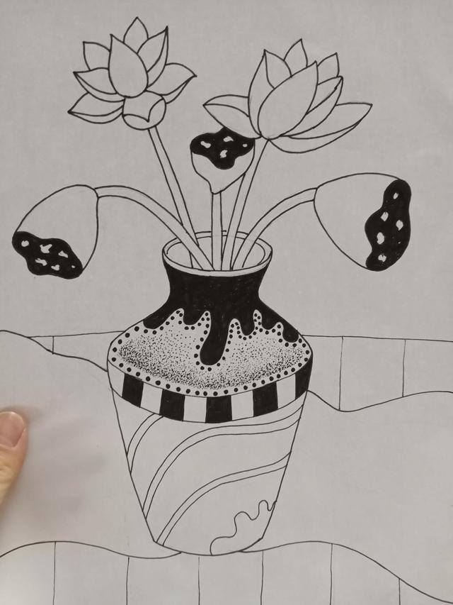 莲花怎么画简单又好看（黑白线描画《花瓶和花》）