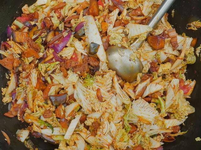 10元店投资多少钱（大锅菜加烙饼，这个搭配相当有特色）